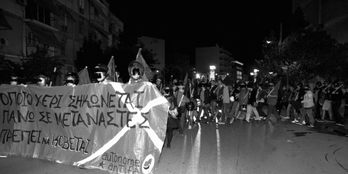 Όποιο χέρι σηκώνεται σε μετανάστες πρέπει να κόβεται! Antifa διαδήλωση στόμα με στόμα στον Ταύρο, 10.2012
