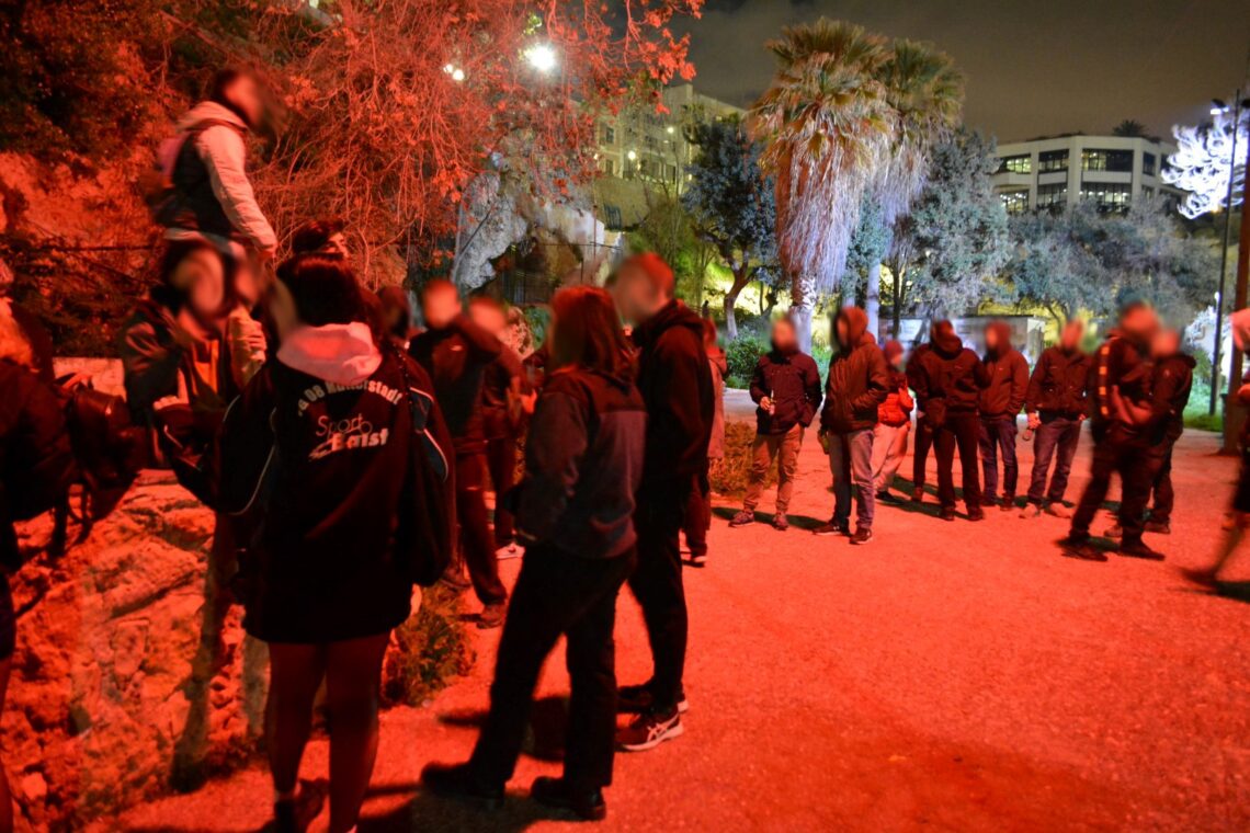 Βραδιές απείθαρχων την εποχή του lockdown: Άραγμα και Open Mics στα Βοτσαλάκια από το Antifa Peiraias // 12.2.2021